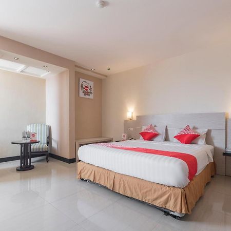 Oyo 1081 Allson City Hotel Makassar Exterior foto