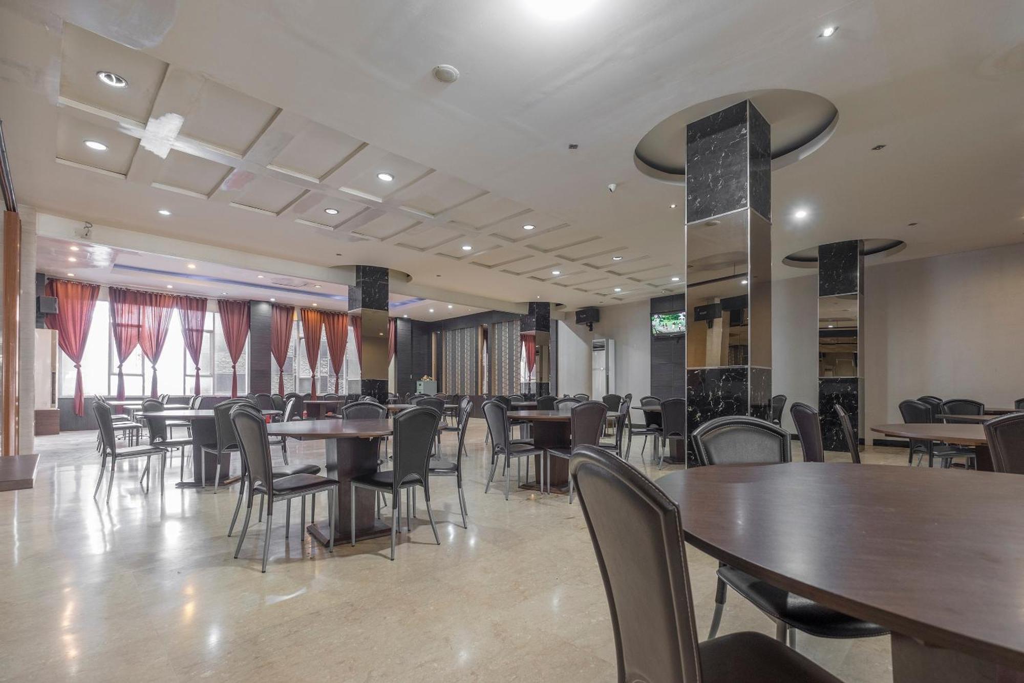 Oyo 1081 Allson City Hotel Makassar Exterior foto