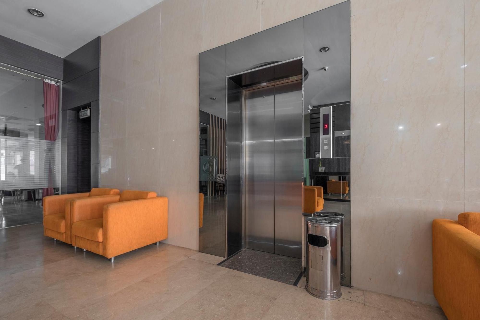 Oyo 1081 Allson City Hotel Makassar Exterior foto